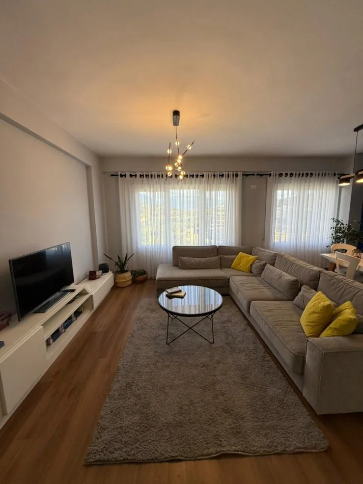 Tirane, jepet me qera apartament duplex 2+1+Ballkon Kati 1, 124 m² 1.000 € (kodra e diellit)