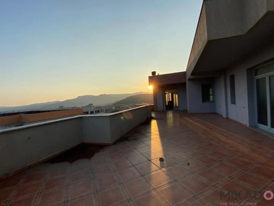 Elbasan, shitet Dublex Kati 12, 290 m² 380.000 € 