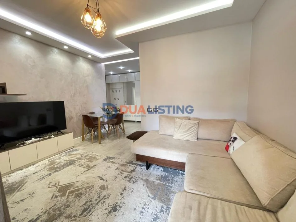 Tirane, jepet me qera 2+1 Kati 8, 85 m² 700 € (Komuna e Parisit)
