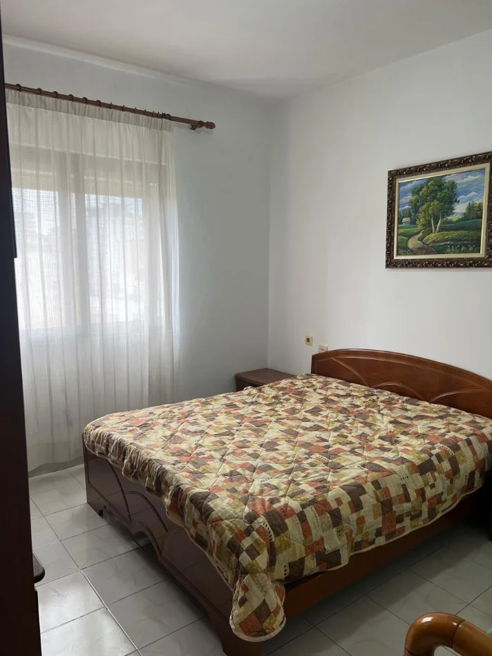 Tirane, jepet me qera apartament 1+1+Ballkon Kati 5, 75 m² 450 € (Rruga e Elbasanit)