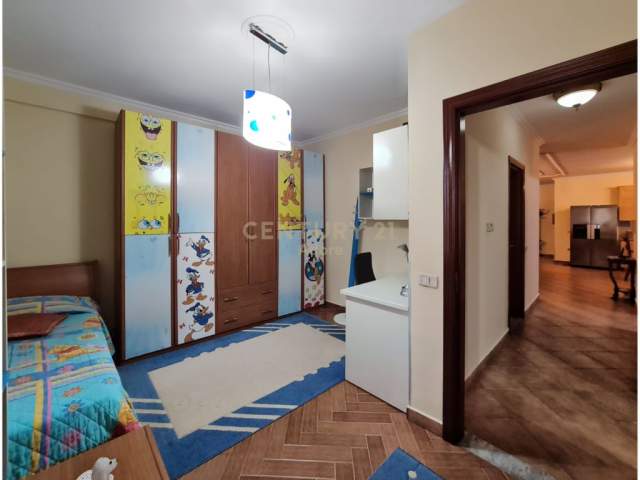 Tirane, jepet me qera apartament 3+1+BLK Kati 2, 145 m² 700 Euro (Selvia)