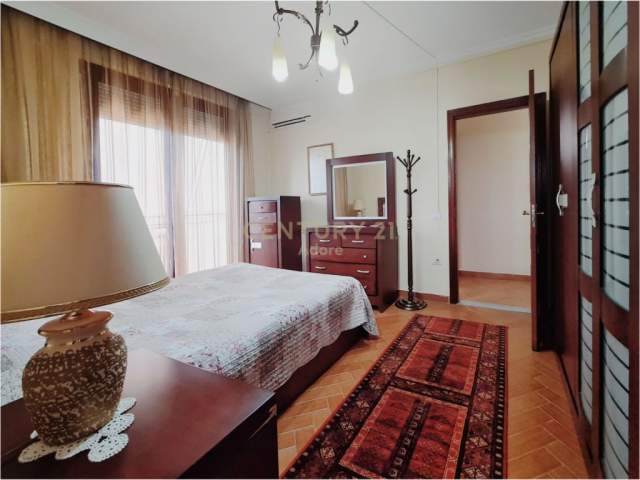 Tirane, jepet me qera apartament 3+1+BLK Kati 2, 145 m² 700 Euro (Selvia)