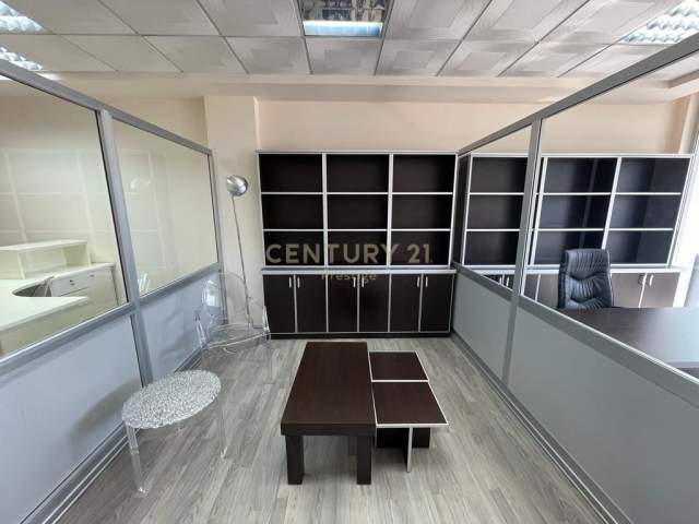 Tirane, jepet me qera ambjent biznesi Kati 2, 70 m² 700 Euro (Rruga e Kosovareve)