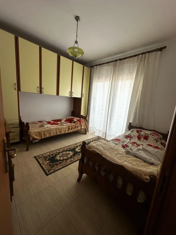 Tirane, jepet me qera apartament 2+1+Ballkon Kati 2, 140 m² 700 € 