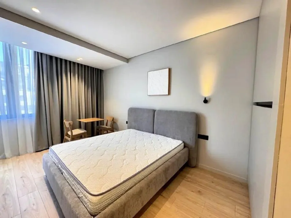 Tirane, jepet me qera apartament 3+1 Kati 2, 128 m² 1.900 € (Sheshi Skenderbej)