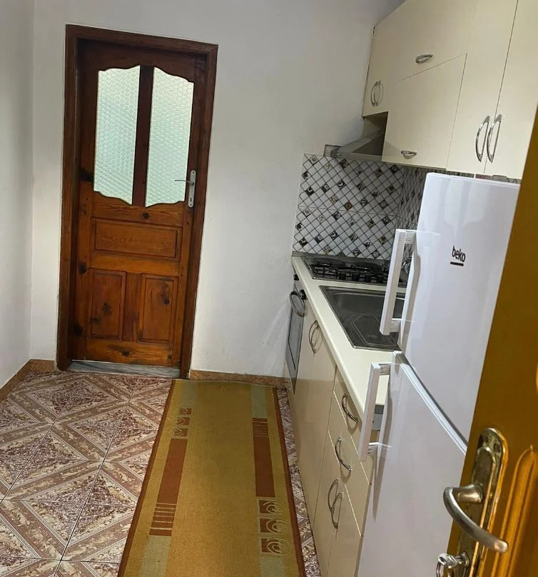 Tirane, jepet me qera Vile 1+1 , 45.000 € (Prane Restorant Gjeli)