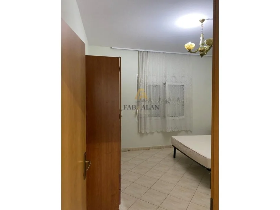 Tirane, jepet me qera apartament 1+1 Kati 1, 65 m² 400 € (SPAKU, RRUGA E BURGUT)