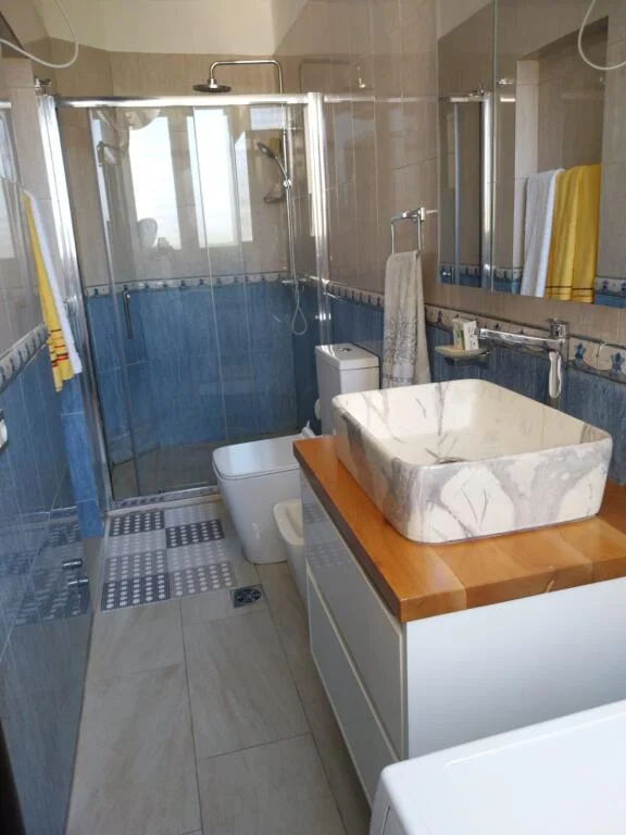 jepet me qera , 800 €