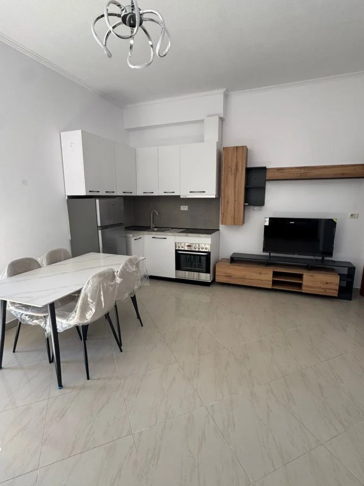 Tirane, jepet me qera shtepi 2+1 Kati 2, 80 m² 450 € (Ne fund te Bulevardit te Ri)