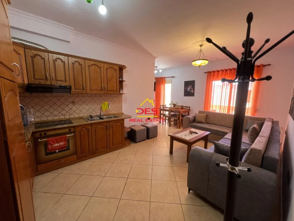 Vlore, jepet me qera apartament 1+1+Ballkon Kati 10, 70 m² 420 € (Rruga Sadik Zotaj)