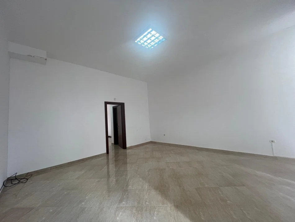 Tirane, jepet me qera dyqan Kati 0, 65 m² 450 € (Muhamet Deliu, Fresk)
