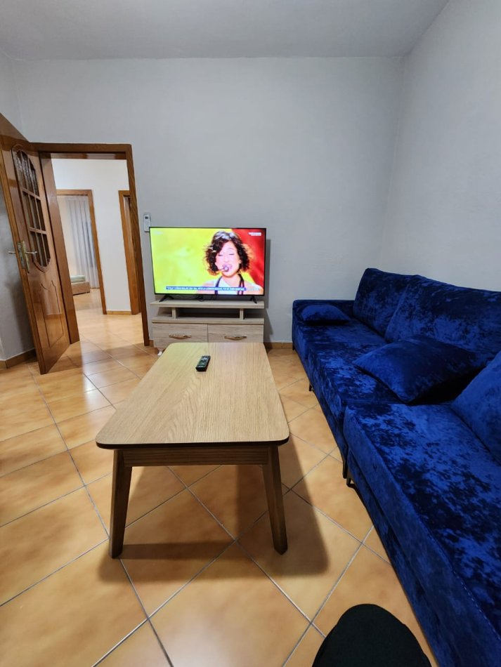 Tirane, jepet me qera apartament 2+1 Kati 2, 80 m² 500 € (ish parku i autobuzave)