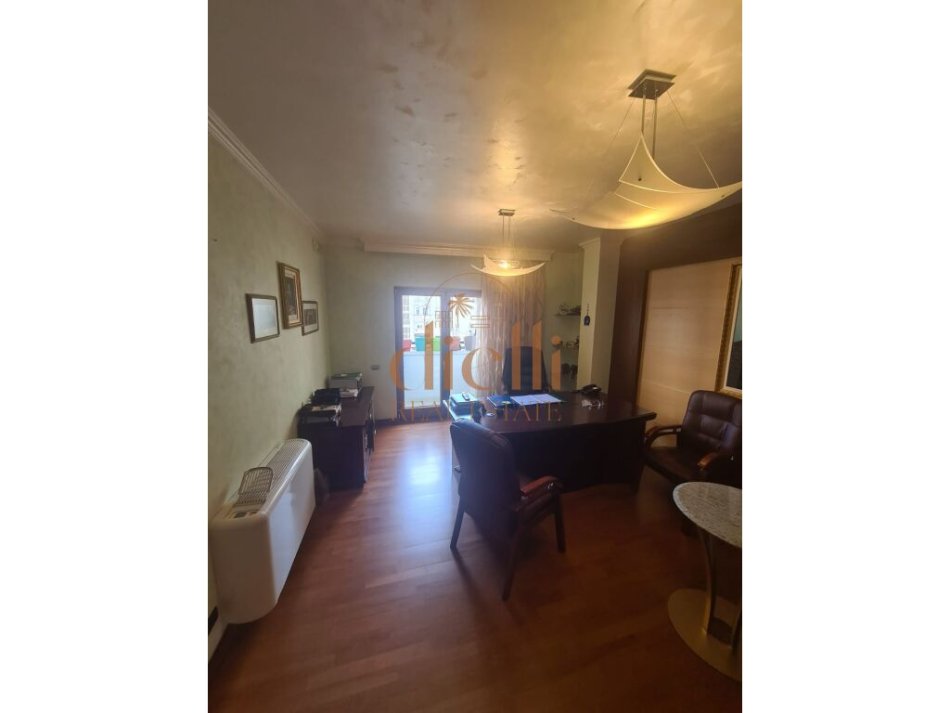 Tirane, shitet ambjent biznesi Kati 3, 165 m² 480.000 € (Bllok)