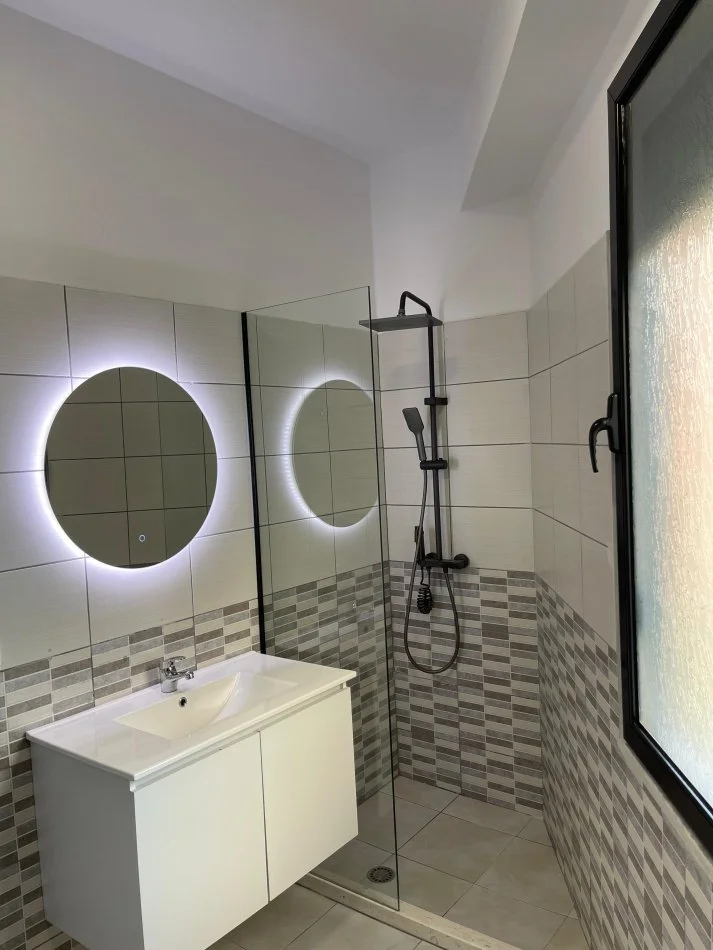 Tirane, shitet apartament 2+1 Kati 4, 89 m² 128.000 € (Bulevardi Migjeni ne Yzberisht)