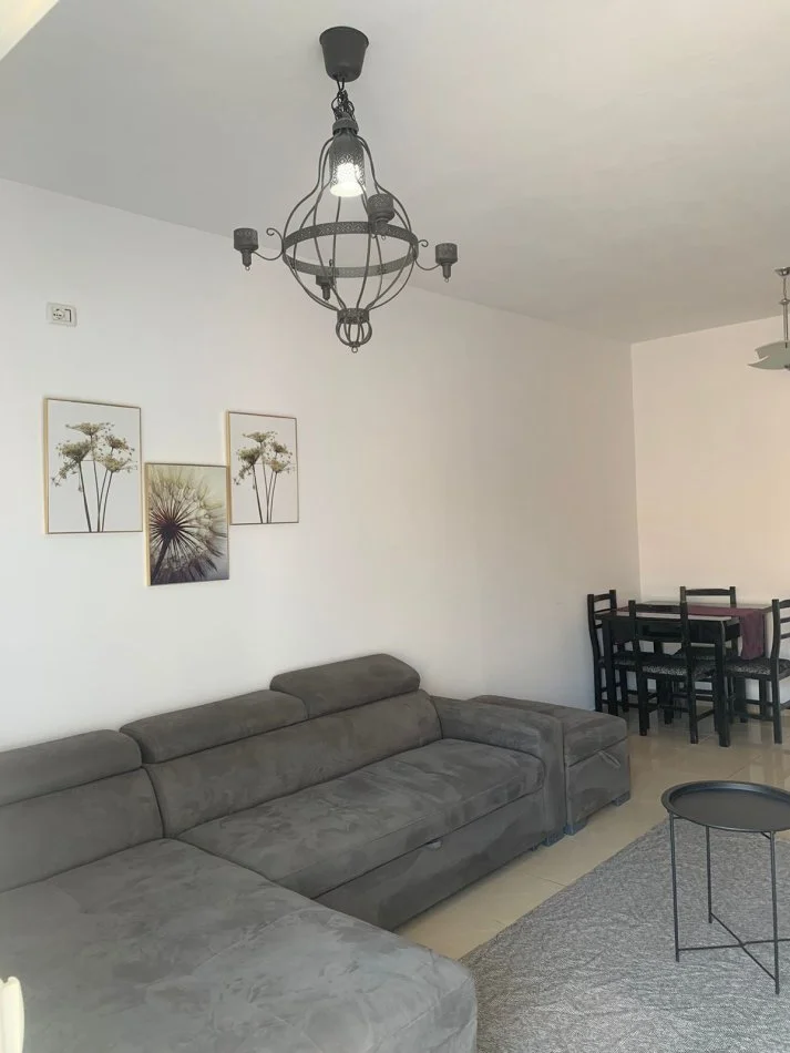 Durres, jepet me qera apartament 1+1+Ballkon Kati 4, 300 € (Pavaresia Durres)