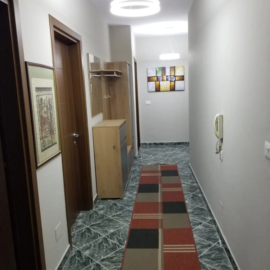 Tirane, jepet me qera apartament 2+1+Ballkon Kati 1, 90 m² 60.000 leke