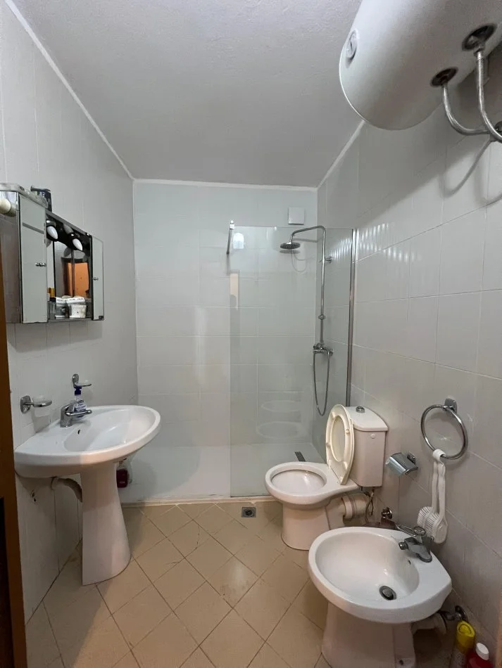 Tirane, jepet me qera apartament 3+1+Ballkon Kati 1, 140 m² 700 € (Prane Lake View Residence Liqeni)