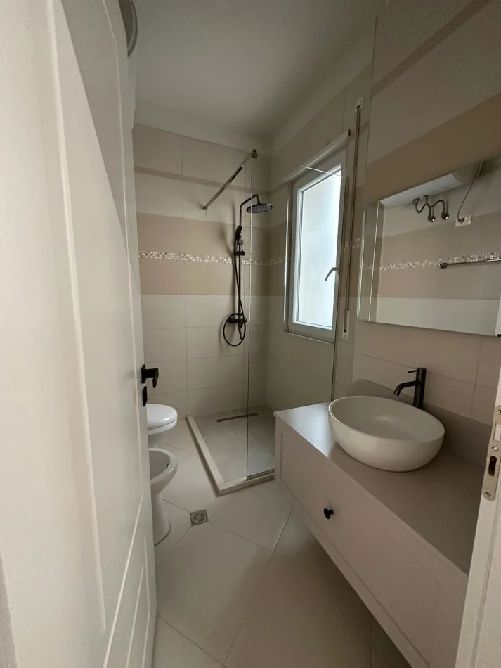 Tirane, jepet me qera apartament 2+1+Ballkon Kati 3, 95 m² 1.100 € (Pavaroti, Kopshti Zoologjik)