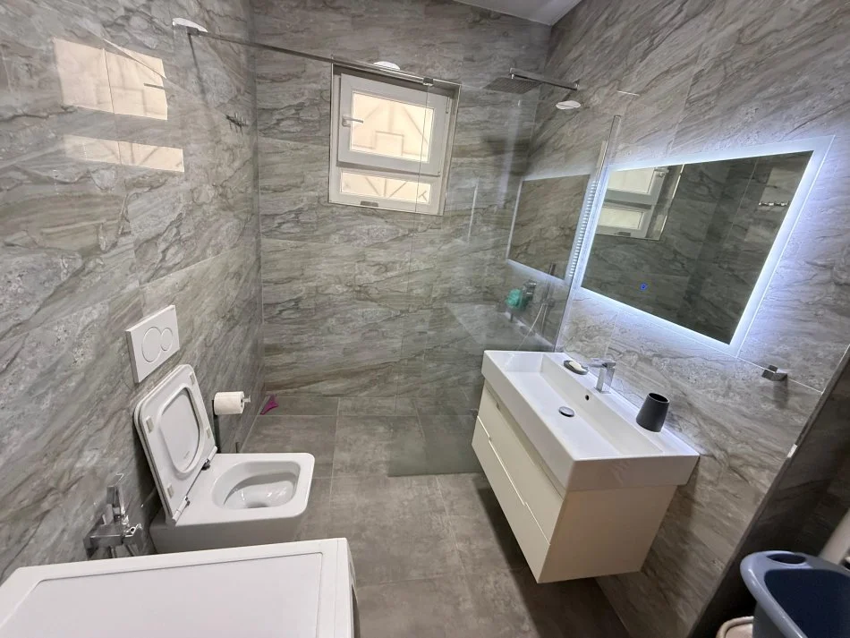 Tirane, jepet me qera apartament 2+1 Kati 7, 110 m² 600 € (Bulevardi bajram curri)