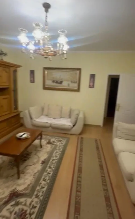 jepet me qera , 600 €