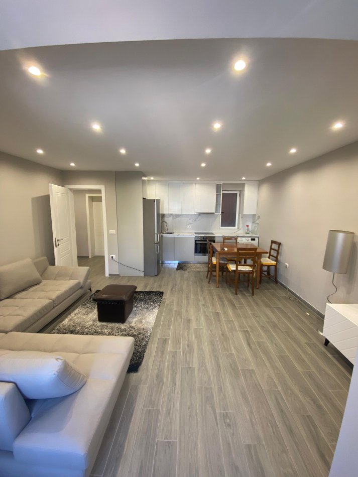 Tirane, jepet me qera apartament 2+1 Kati 3, 450 € (kinostudio)