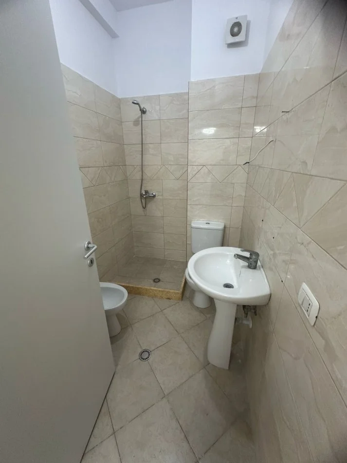 Tirane, shitet apartament 1+1 Kati 4, 65 m² 92.000 € (YZBERISHT)