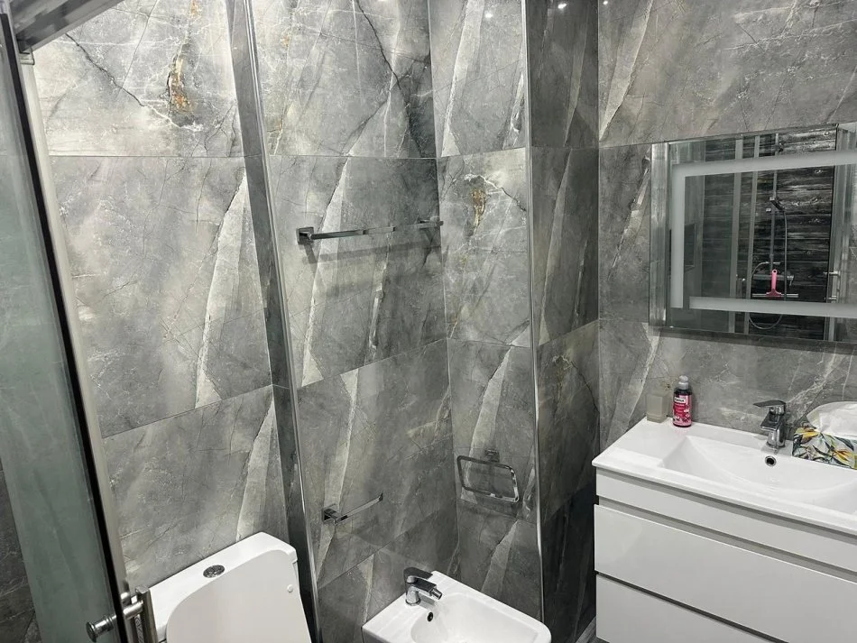 Tirane, jepet me qera apartament 3+1+Ballkon Kati 1, 99 m² 600 € (Fresk, Tiranë)