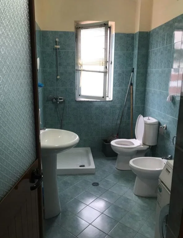 Tirane, jepet me qera apartament 1+1+Ballkon Kati 5, 60 m² 420 € 