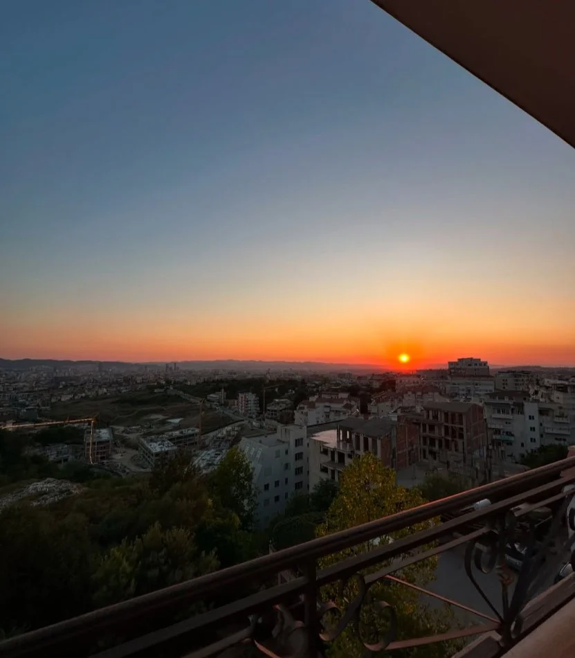 Tirane, jepet me qera apartament 1+1 Kati 3, 60 m² 350 € (fresku)