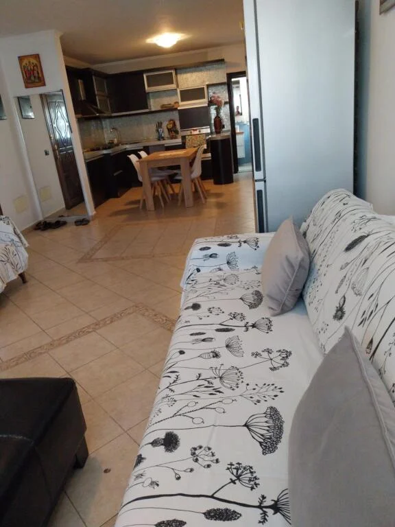 jepet me qera , 800 €