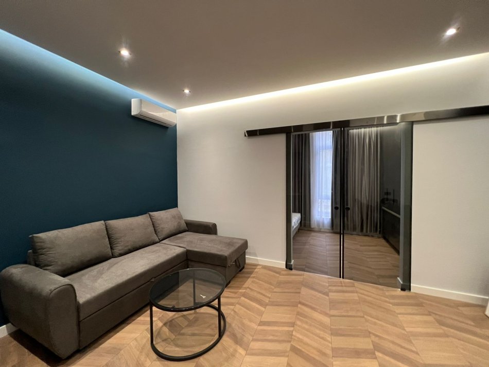 Tirane, jepet me qera apartament 1+1 , 600 € (liqeni i thate)