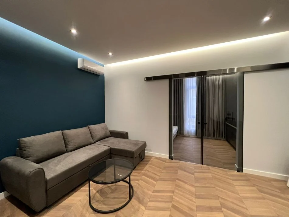 Tirane, jepet me qera apartament 1+1 , 600 € (liqeni i thate)