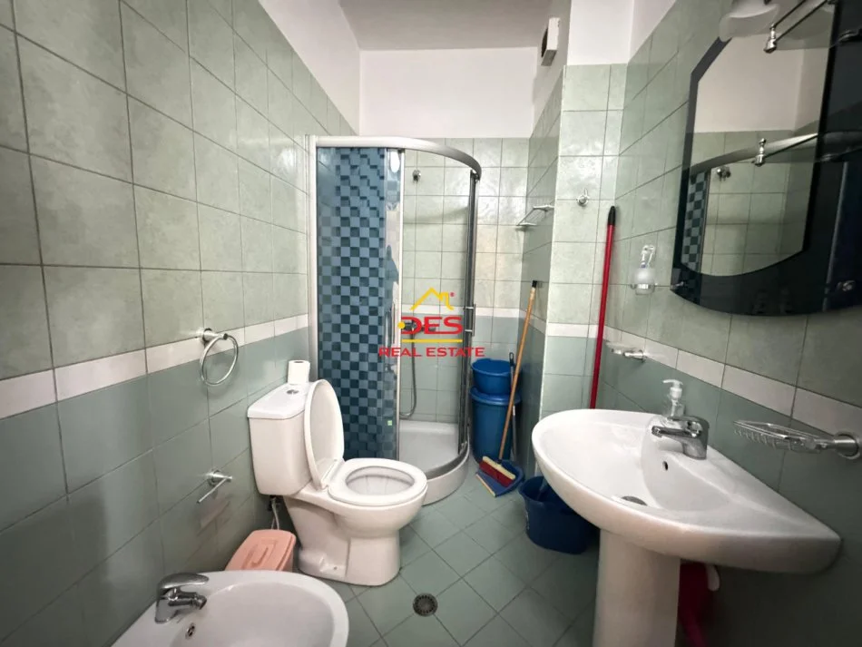 Vlore, jepet me qera apartament 1+1+Ballkon Kati 5, 70 m² 400 € (Rruga Haziz Xhyherri)