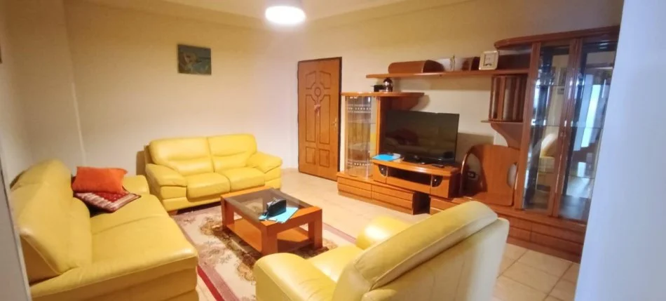 Tirane, jepet me qera apartament 2+1+Ballkon Kati 2, 80 m² 600 € (Prane Viles Gold)
