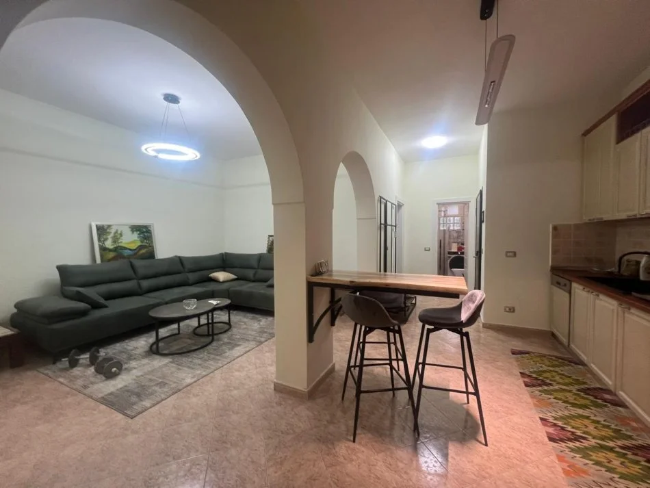 Tirane, jepet me qera apartament 2+1 Kati 4, 80 m² 900 € (Rruga Sulejman Delvina)