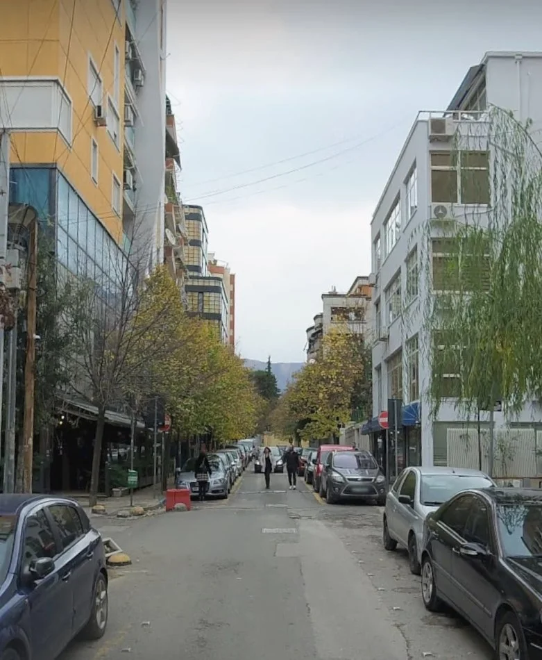 Tirane, jepet me qera ambjent biznesi Kati -1, 45 m² 800 € (Rruga e Elbasanit)