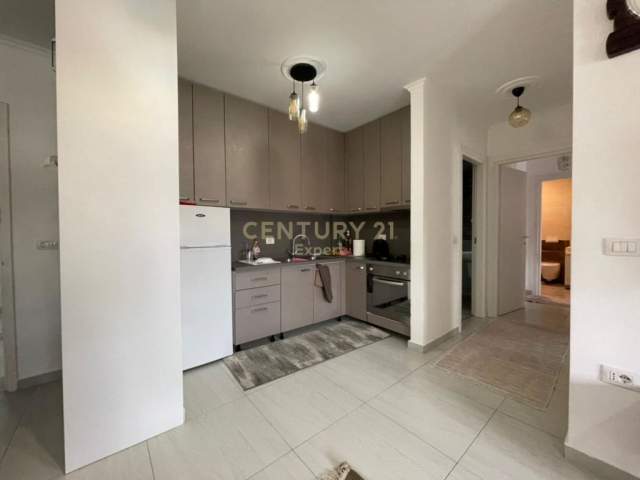 Tirane, jepet me qera apartament 2+1+BLK Kati 1, 450 Euro (Don Bosko)