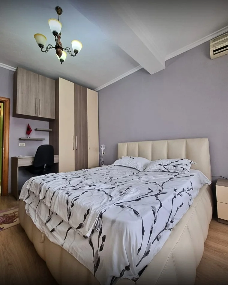 Tirane, jepet me qera apartament 2+1 Kati 8, 650 € (Zogu i zi)