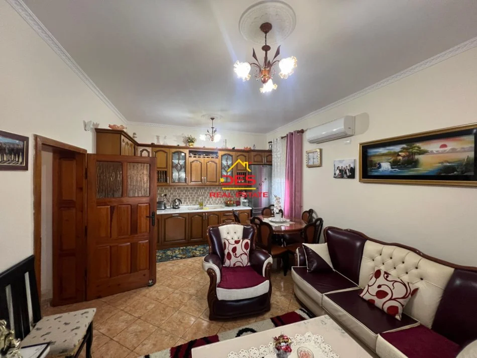 Vlore, jepet me qera shtepi 2+1+Ballkon Kati 0, 120 m² 300 € (Rruga Sazani)