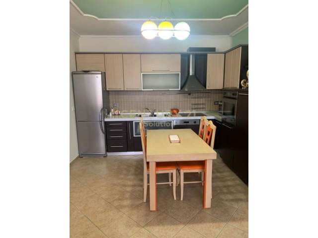 Tirane, jepet me qera apartament 1+1+BLK Kati 7, 75 m² 500 Euro (Komuna e Parisit)