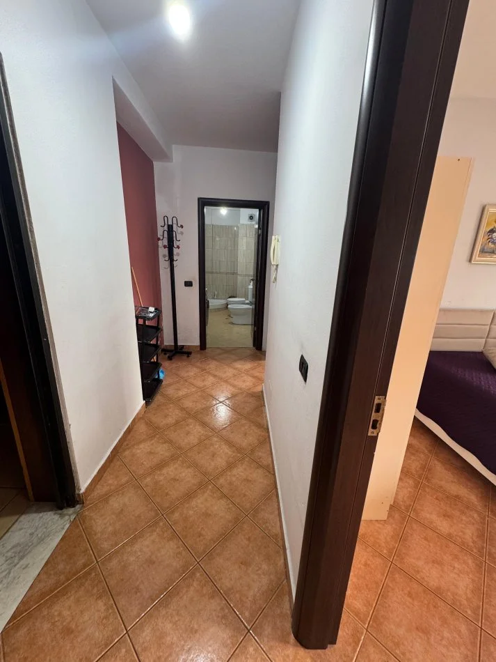 Tirane, jepet me qera apartament 1+1+Ballkon Kati 5, 80 m² 350 € (Prane Restorant Freskut)