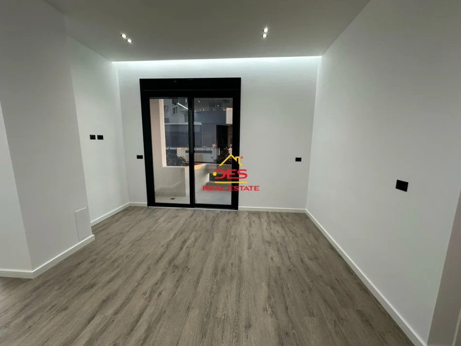 Vlore, shitet apartament 1+1+Ballkon Kati 1, 70 m² 240.000 € (Rruga Murat Tërbaçi)