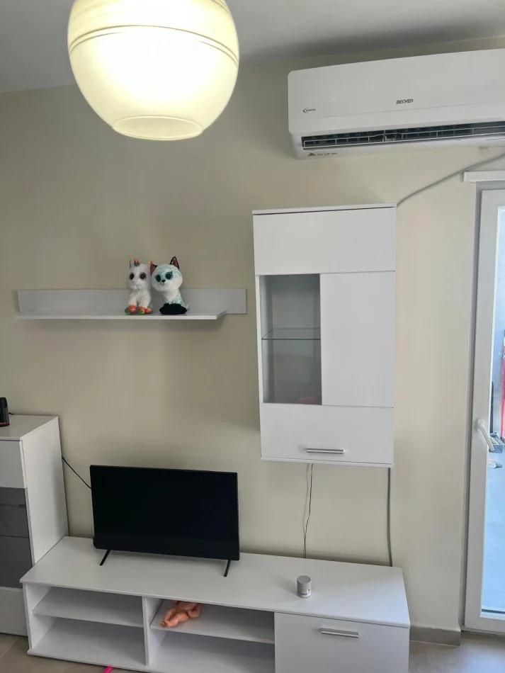 Tirane, jepet me qera apartament 2+1 Kati 4, 500 € (Univers city)