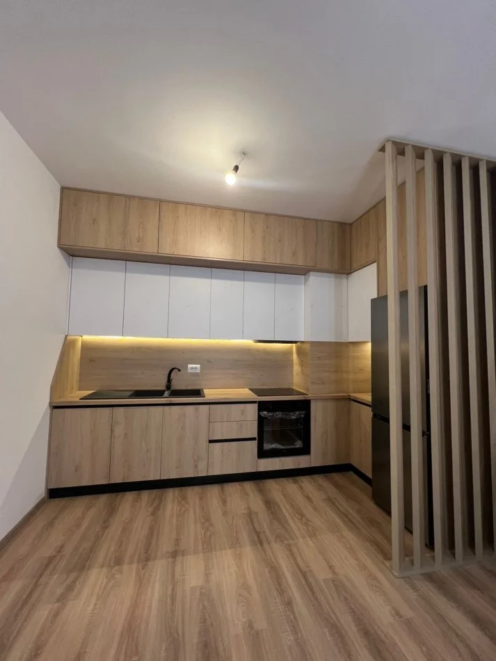 Tirane, jepet me qera apartament 2+1 Kati 7, 90 m² 600 € (Kinostudio)