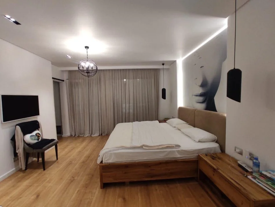 Tirane, jepet me qera apartament 2+1+Ballkon , 165 m² 2.000 € (Bllok)