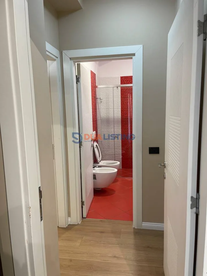 Tirane, jepet me qera apartament 1+1 , 950 € 