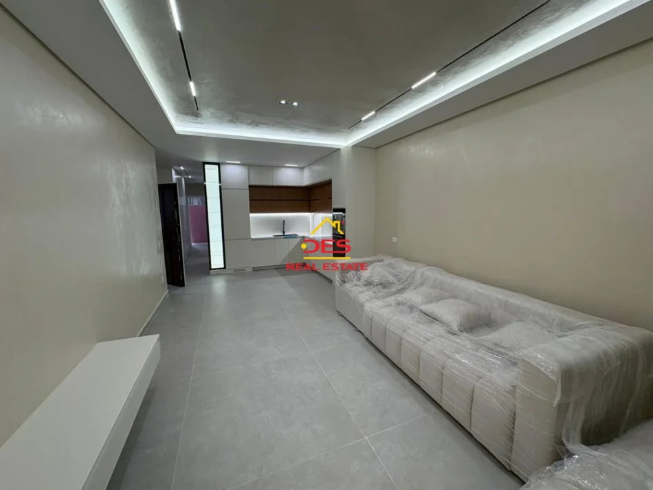 Vlore, jepet me qera apartament 2+1+Ballkon Kati 2, 100 m² 700 € (Rruga Sadik Zotaj)