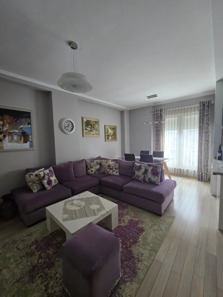 Tirane, jepet me qera apartament 2+1 Kati 4, 80 m² 600 € (Kompleksi Kontakt)