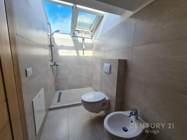 Tirane, jepet me qera apartament duplex 3+1+BLK Kati 0, 210 m² 1.500 Euro (Rezidenca Kodra e Diellit 1)