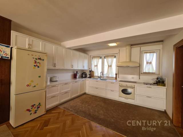 Tirane, jepet me qera apartament duplex 3+1+BLK Kati 0, 210 m² 1.500 Euro (Rezidenca Kodra e Diellit 1)